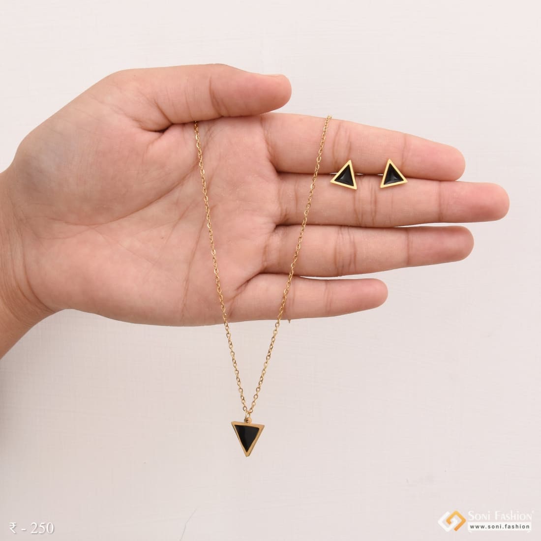 Design Triangle Gold Color Necklace Pinch Hooks For Jewellery Making, Size:  Small at Rs 125/pack in New Delhi