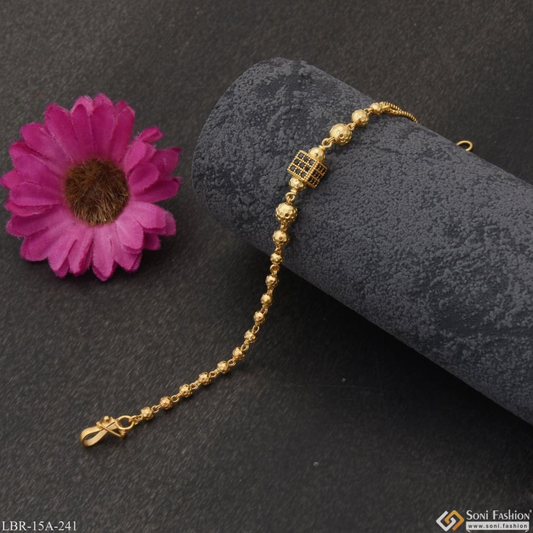 Sold at Auction: 8 kt gold bracelet with garnets