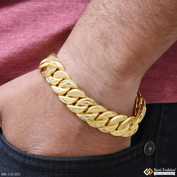 Fabulous Design Gold Plated Pokal Bracelet for Men - Style E053