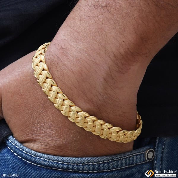 Fashionable Design Gold Plated Pokal Bracelet for Men - Style E043
