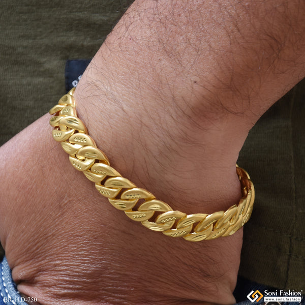 Fashionable Design Gold Plated Pokal Bracelet for Men - Style D750