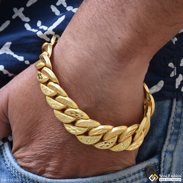 Glittering Design Gold Plated Pokal Bracelet for Men - Style E083