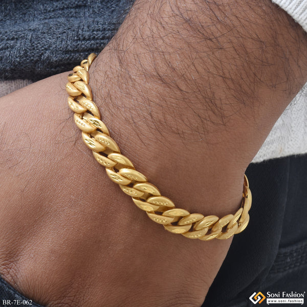 Sophisticated Design Gold Plated Pokal Bracelet for Men - Style E062