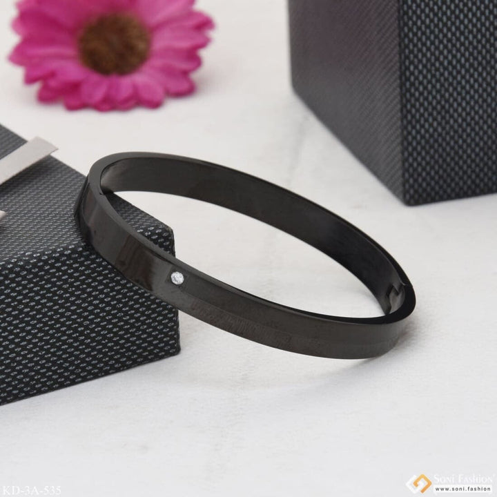 Soni Fashion - kada - Arrow Attention-Getting Design High Quality Gold Plated Kada for Men - Style A535