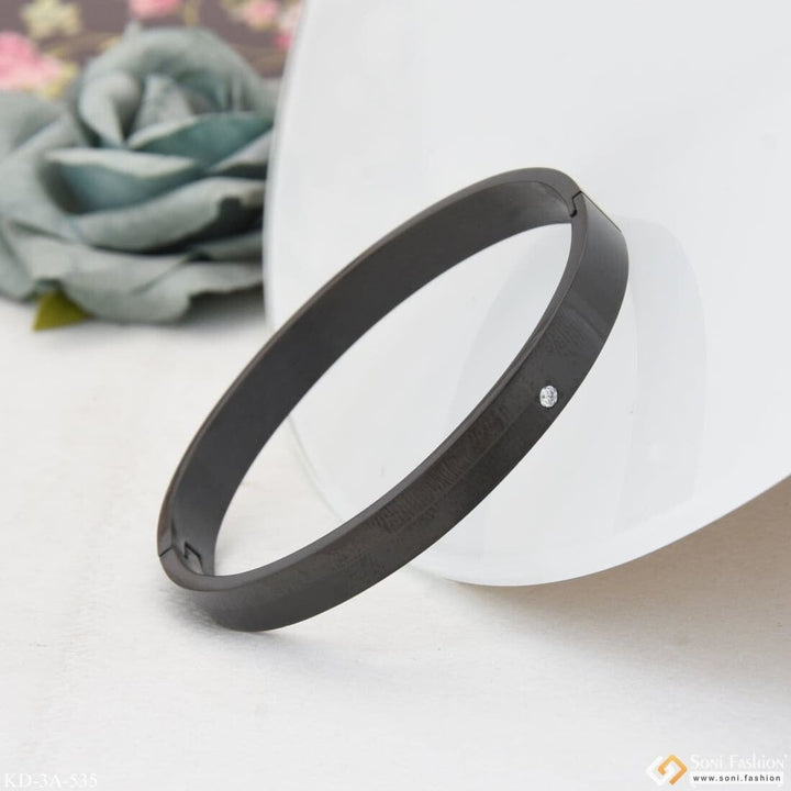 Soni Fashion - kada - Arrow Attention-Getting Design High Quality Gold Plated Kada for Men - Style A535