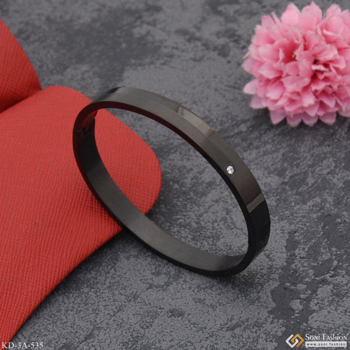 Soni Fashion - kada - Arrow Attention-Getting Design High Quality Gold Plated Kada for Men - Style A535