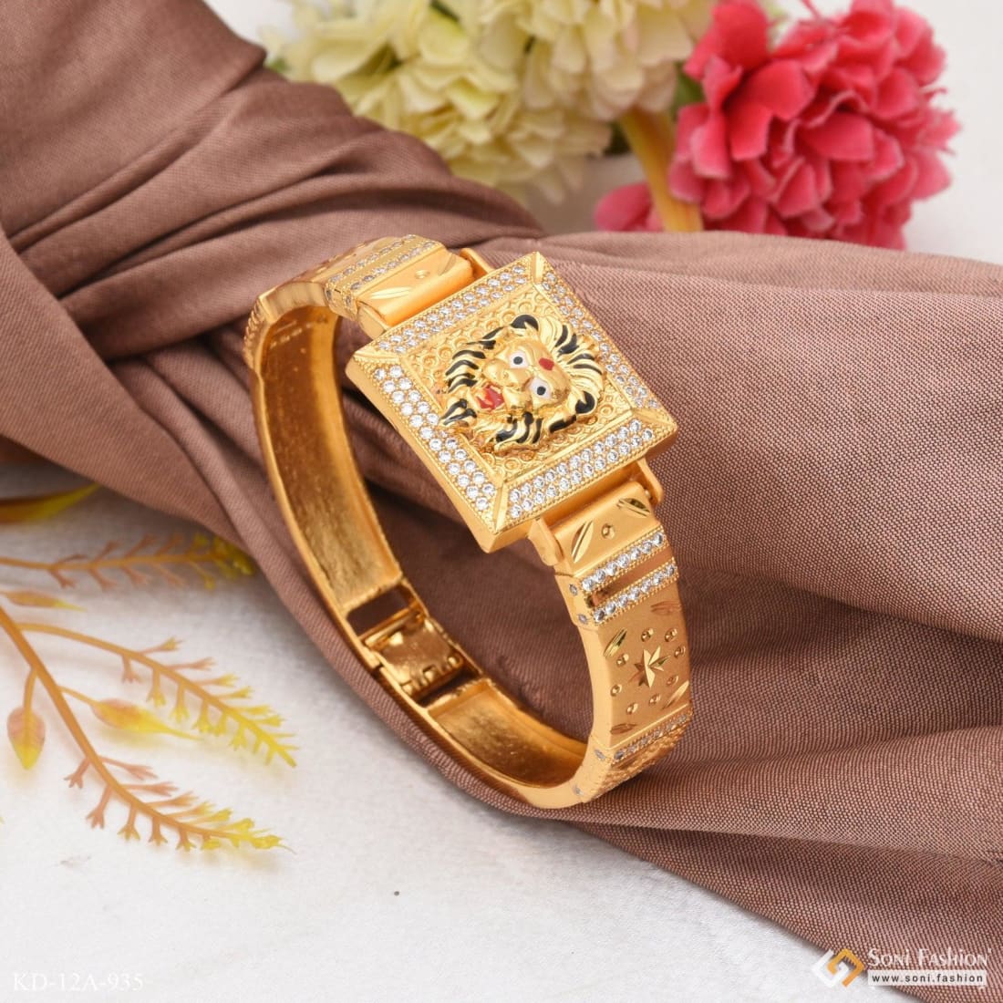 Beautiful kada from our #heritage collection handcrafted to perfection  #templejewellery #bangle#… | Bridal gold jewellery, Bangles jewelry designs,  Temple jewellery